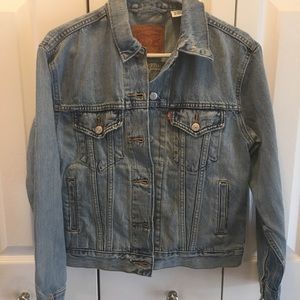 Levi’s distressed jean jacket XS
